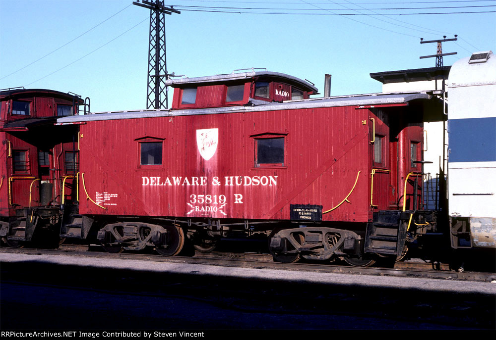 Delaware & Hudson wood side caboose #35819